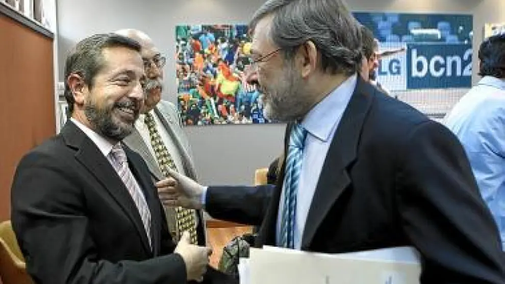 El alcalde de Sabiñánigo, ayer junto a Jaime Lissavetzky.