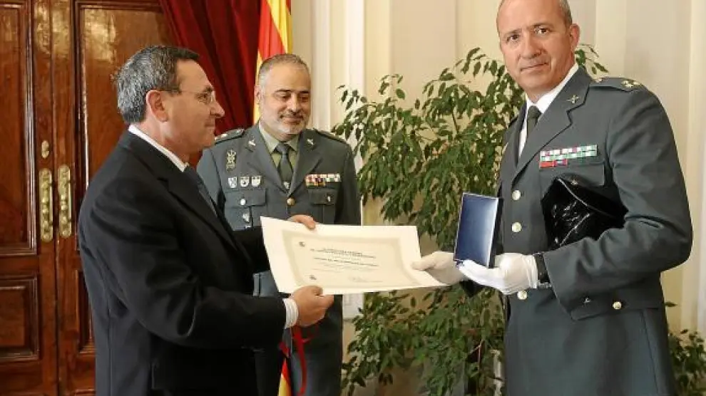 Ramón Zapatero entrega el título al capitán Guillermo Fernández ante el teniente coronel Carlos Crespo.