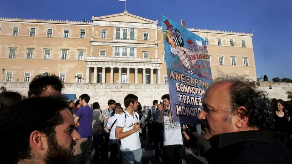 El Parlamento griego aprueba un duro plan de austeridad pese al rechazo popular
