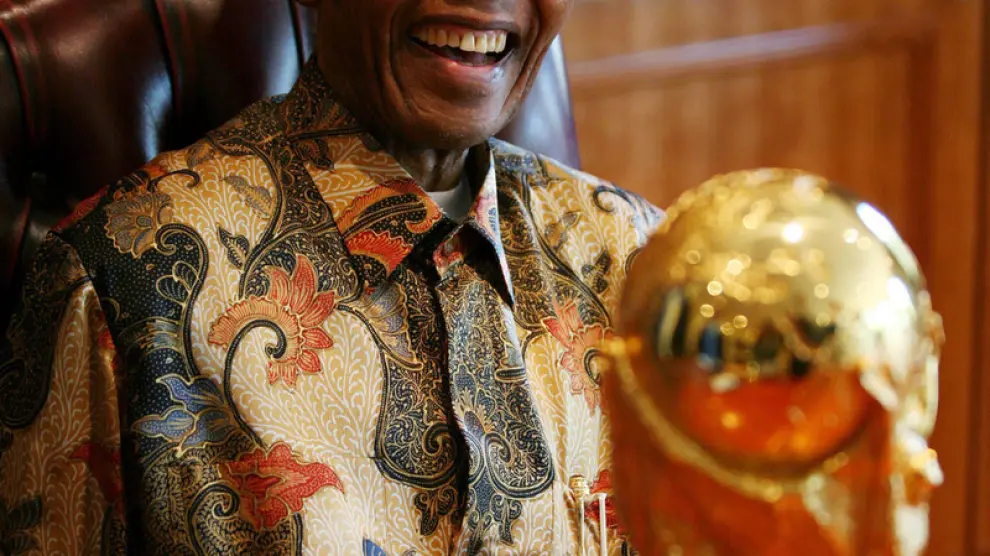 Nelson Mandela recibe el trofeo del mundial