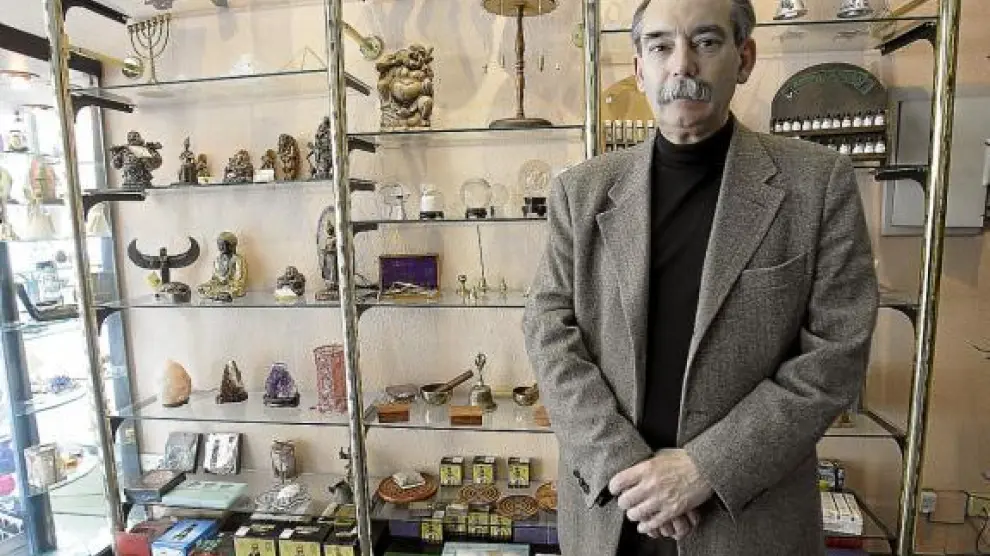 Luis Aparicio, diplomado en hipnosis, posa en su popular tienda del Coso.