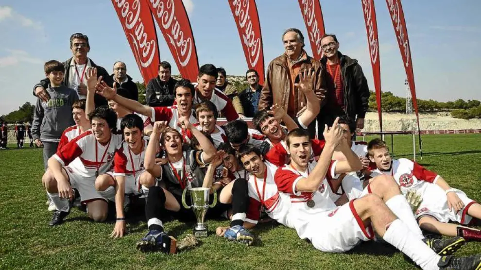 El IES Miguel Catalán celebra el título de la Copa Coca-Cola, durante la anterior edición del torneo.
