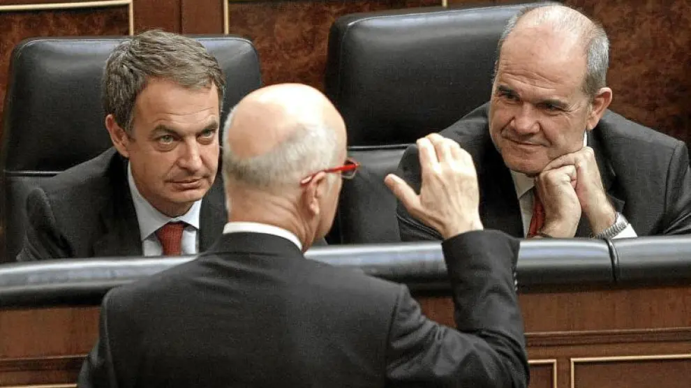 Duran i Lleida, frente a Rodríguez Zapatero y Chaves en un pleno del Congreso el pasado 20 de abril.
