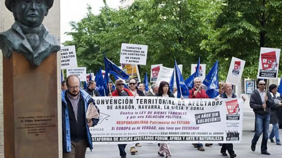 Protesta de ex clientes de Fórum, Afinsa y Arte y Naturaleza, ayer en Zaragoza.