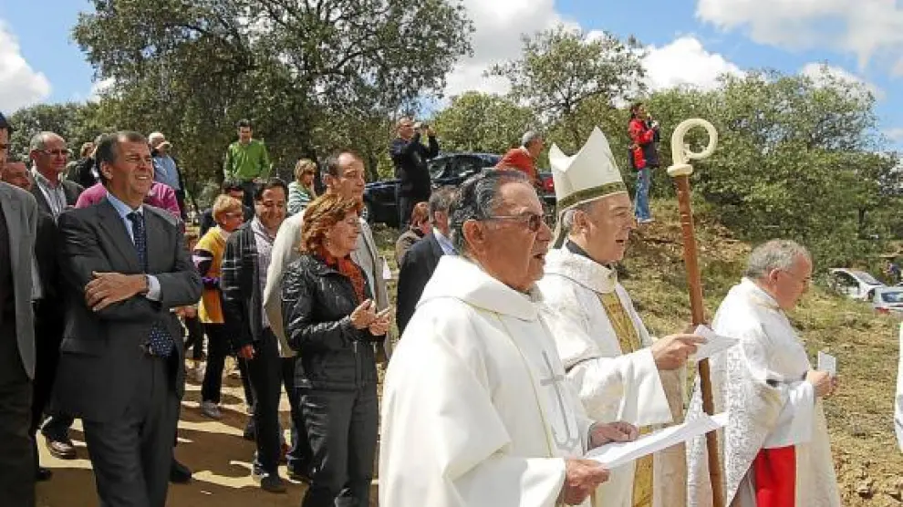 El obispo Milián, en el centro, ayer durante la romería de Dulcis. Detrás, Broto y Cosculluela.