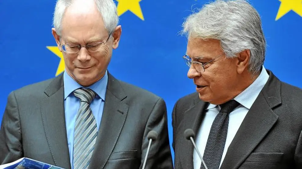 Felipe González entrega su informe sobre la reforma de la UE al presidente del Consejo Europeo, Herman Van Rompuy.