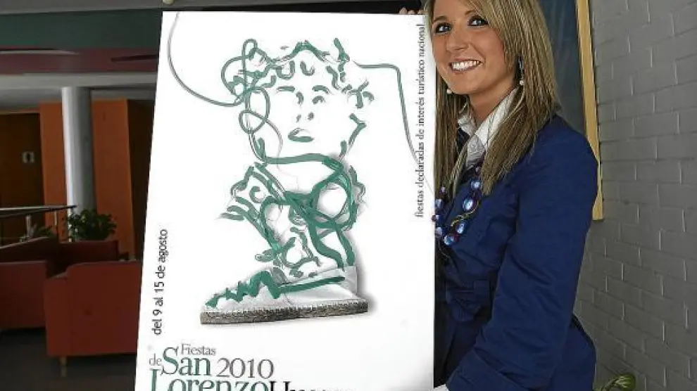 Paola Coiduras se muestra orgullosa se representar a su ciudad con el cartel de las fiestas.