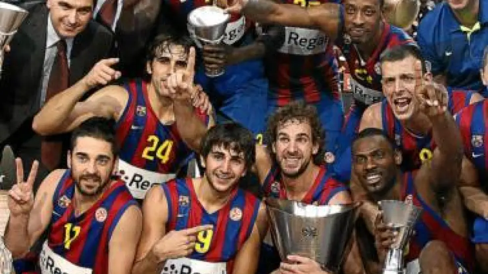 La plantilla del Barça posa con el trofeo.