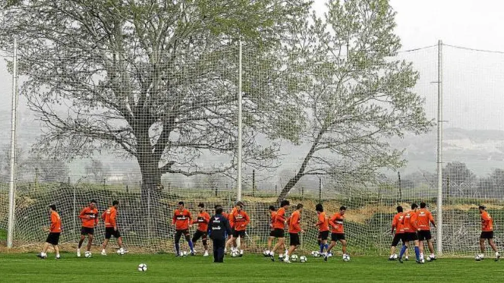 Los futbolistas de la Sociedad Deportiva Huesca, durante un entrenamiento en el Instituto Montearagón.