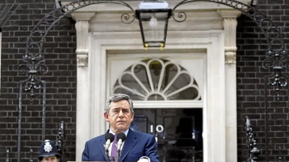 El primer ministro Gordon Brown anuncia su renuncia, ayer en el 10 de Downing Street, en Londres.