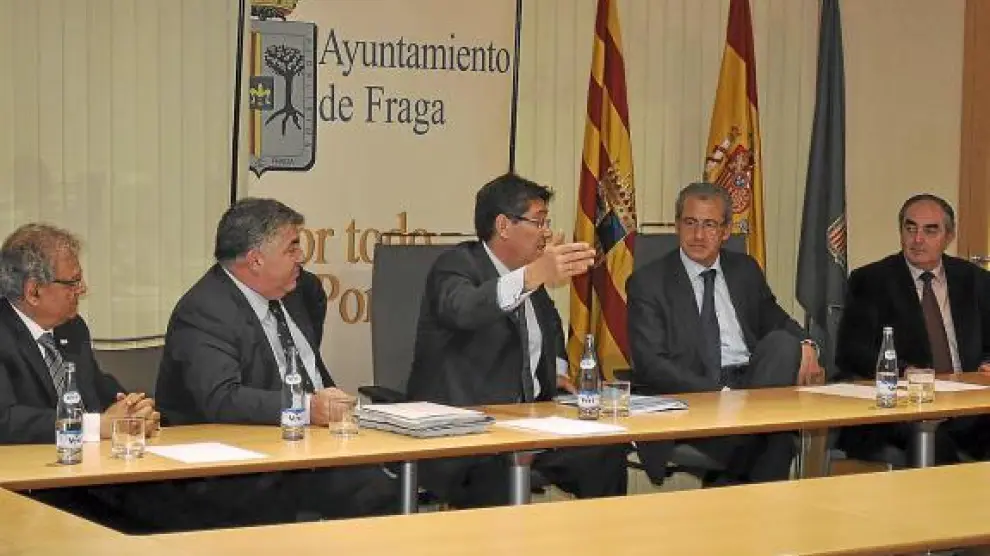 Aliaga, en el centro, durante la presentación del Plan Local de Equipamiento Comercial de Fraga.