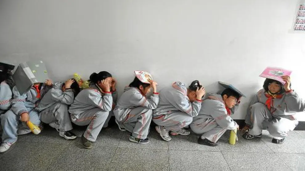 Niños chinos, ayer en un simulacro de seísmo en Shenyang, dos años después del de Wenchuan.