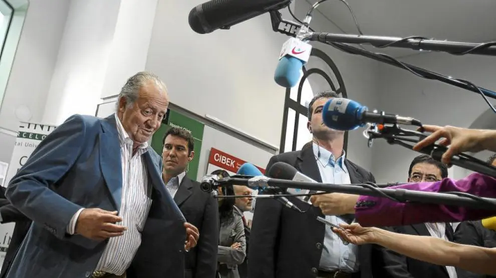 Don Juan Carlos responde a los medios de comunicación a su salida del Hospital Clínic de Barcelona.