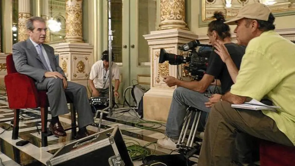 El realizador Carles Balagué dirige al agente artístico Miquel Lerin en el interior del Liceo.