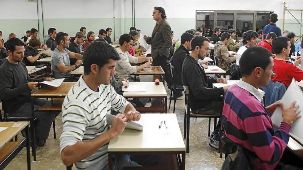 Alrededor de 170 personas, de las más de 230 que se habían inscrito en un principio, se presentaron al examen convocado ayer en el IES Pirámide de Huesca.