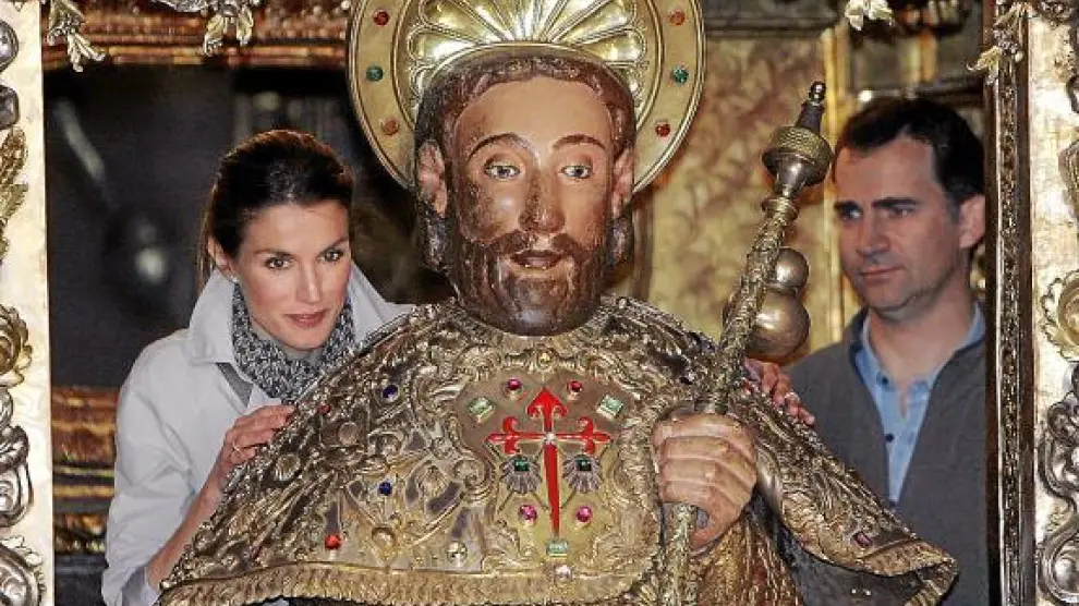 Los Príncipes de Asturias cumplieron ayer con el rito de abrazar la imagen del apóstol Santiago.