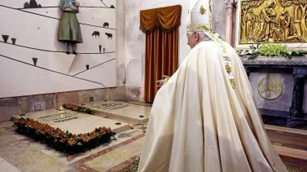 El Papa reza ante la tumba de uno de los tres niños pastores.