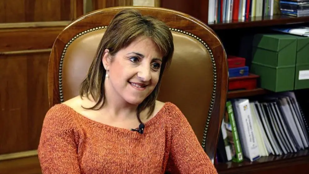La alcaldesa de la capital bajoaragonesa, Amor Pascual, de IU, durante la entrevista realizada en su despacho.