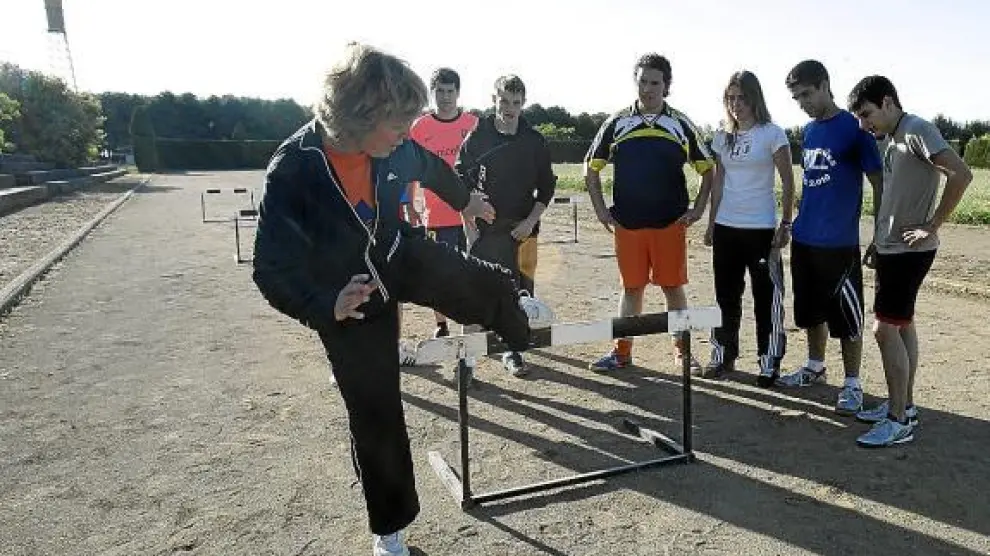 Alumnos del IES Pirámide durante una clase de Educación Física en la pista de atletismo.