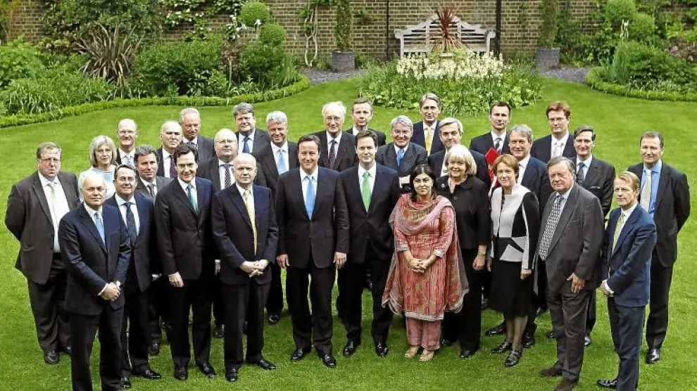 El nuevo Gobierno británico posa en el jardín de Downing Street, 10 con la presidenta de los conservadores, la baronesa Warsi.