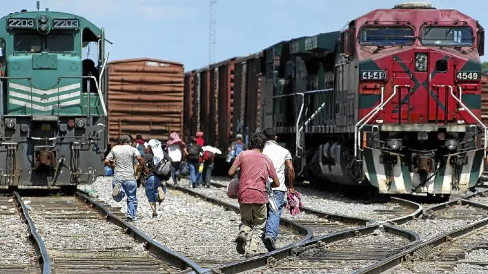 Varios emigrantes corren en Lechería (Estado de México) para montar en 'la bestia', tren con destino a EE. UU.