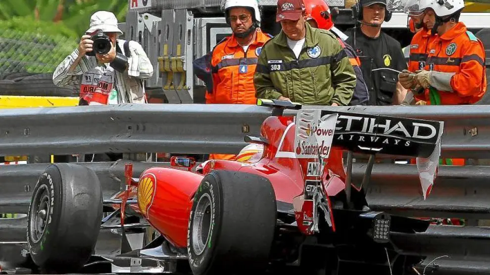 El F10 de Fernando Alonso, empotrado contra los vallas de la curva Massenet, ayer en Montecarlo.