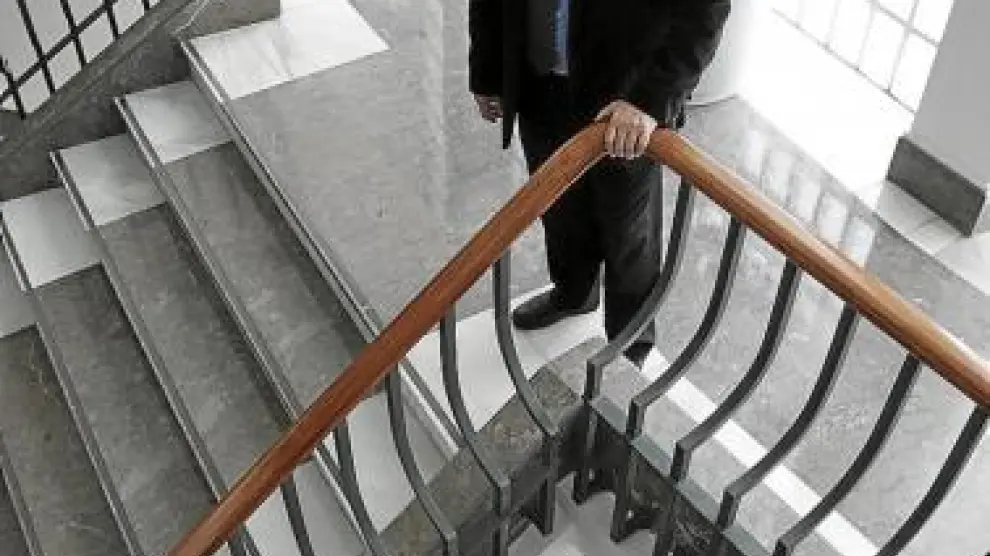 Rodríguez Chesa, en las escaleras de la Cámara de Huesca.