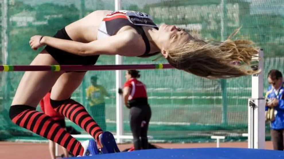 Una atleta intenta superar el listón en el salto de altura ayer en el CAD de Zaragoza.