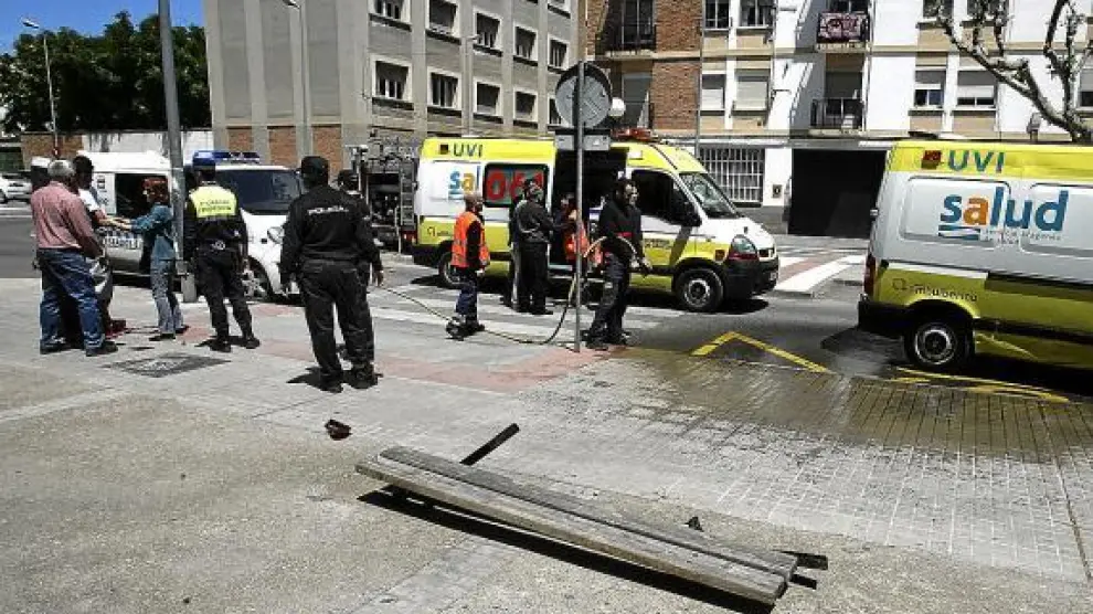 El vehículo se llevó por delante a la víctima y un banco al subirse a la acera de la plaza de Europa.