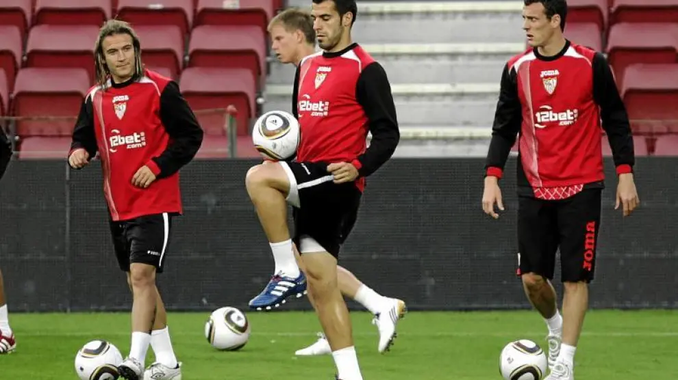 El sevillista Álvaro Negredo, que finalmente podrá jugar hoy frente al Atlético de Madrid, se entrena en el Camp Nou.