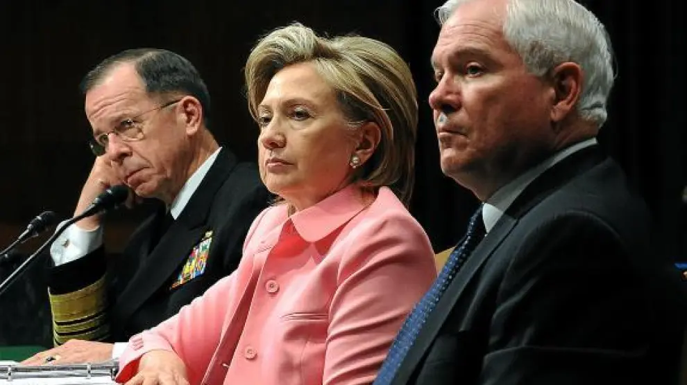 Clinton, junto a Gates, secretario de Defensa, y Mullen, jefe del Estado Mayor.