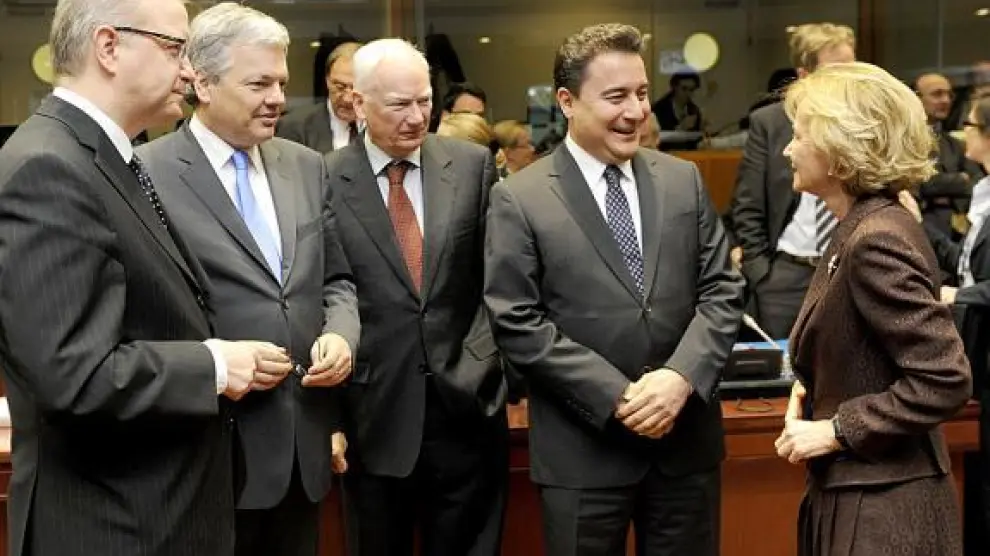 La ministra española de Economía, Elena Salgado, con colegas del Ecofin en Bruselas, ayer.