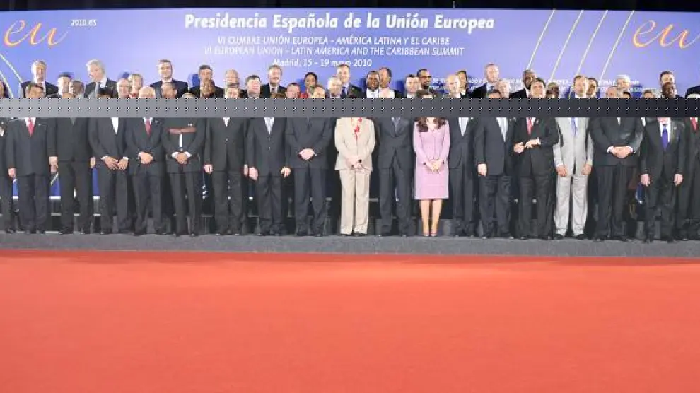 Foto de grupo de los jefes de Estado y de Gobierno reunidos en la cumbre de Madrid, que se clausuró ayer con un acuerdo entre la UE y América Latina.