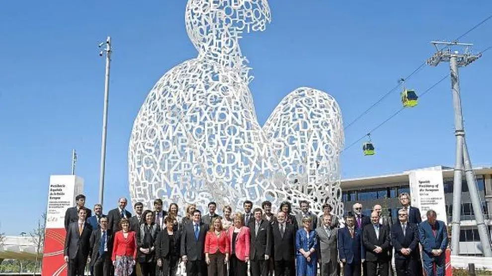 Foto de familia de los ministros, frente a la escultura 'El alma del Ebro' de Jaume Plensa.