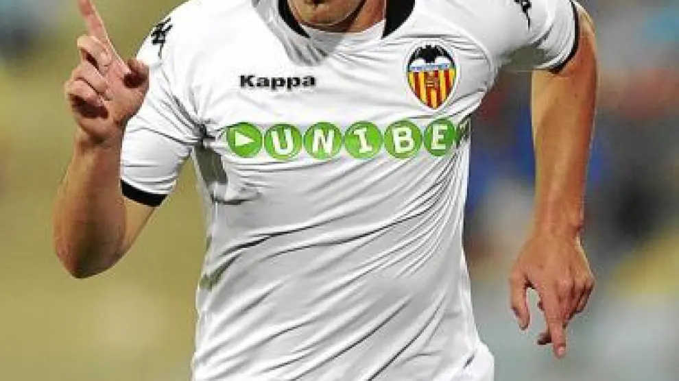 El delantero David Villa celebra un gol con el Valencia.