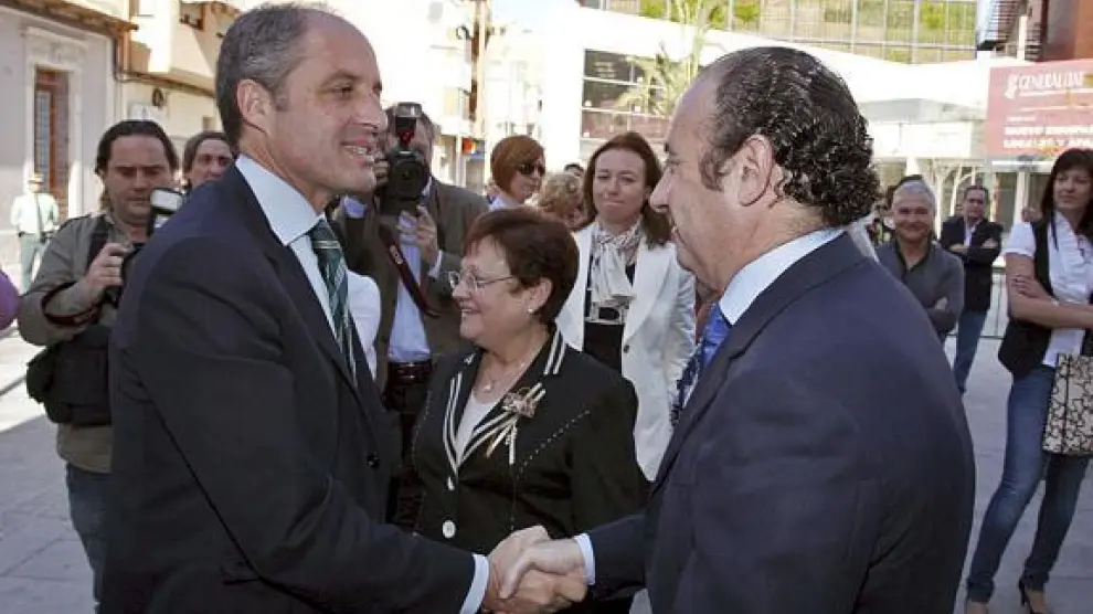 Francisco Camps saluda al presidente de la Diputación de Alicante, José Joaquin Ripoll.