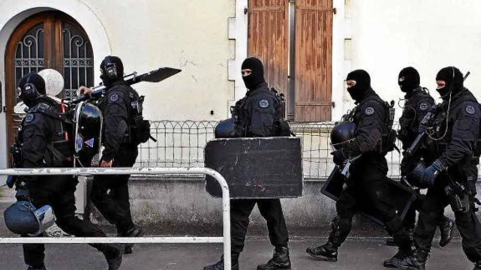 Policías franceses, ayer en Bayona durante la operación en la que se detuvo al jefe de ETA.