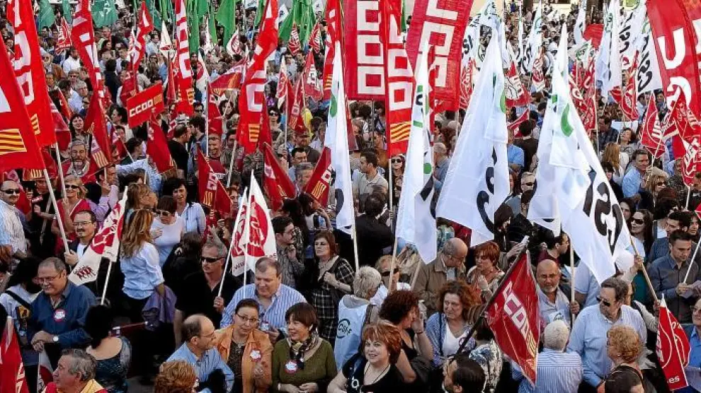 Más de 2.000 funcionarios y sindicalistas se concentraron frente a la sede de la Delegación del Gobierno.