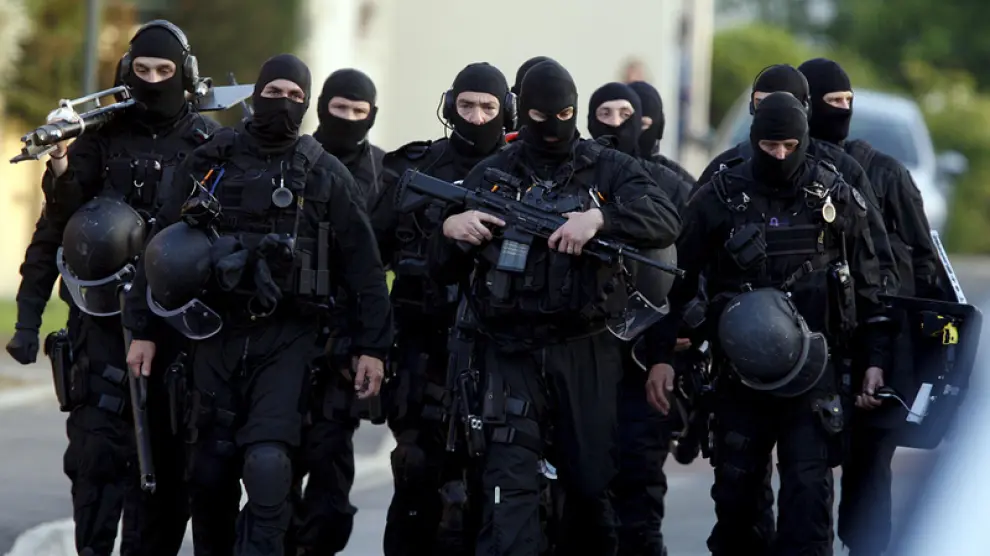 Policías franceses, durante la operación