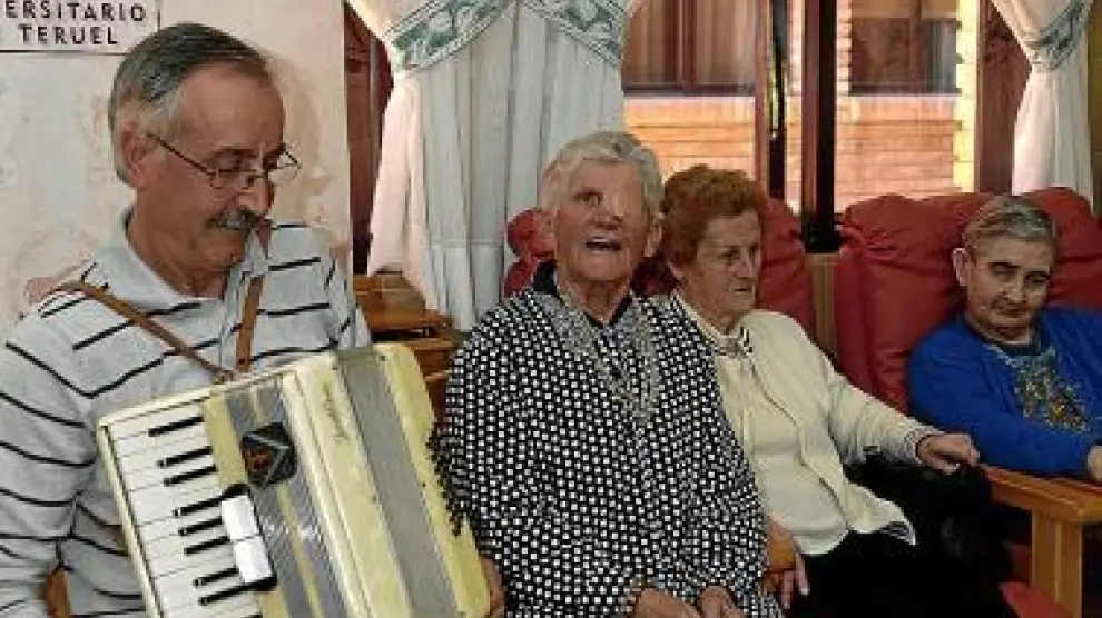 Un grupo de ancianos del asilo, con el musicólogo.