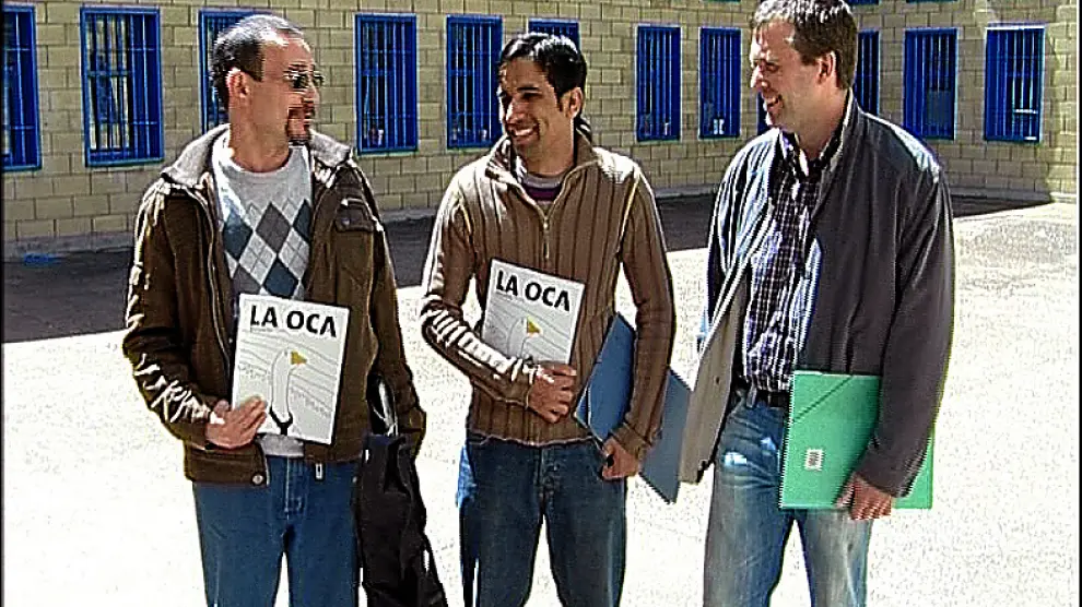 Amador, redactor y poeta; Tahir, actor en el taller de cine de la prisión, y Javier Mesa, coordinador de las activiades culturales