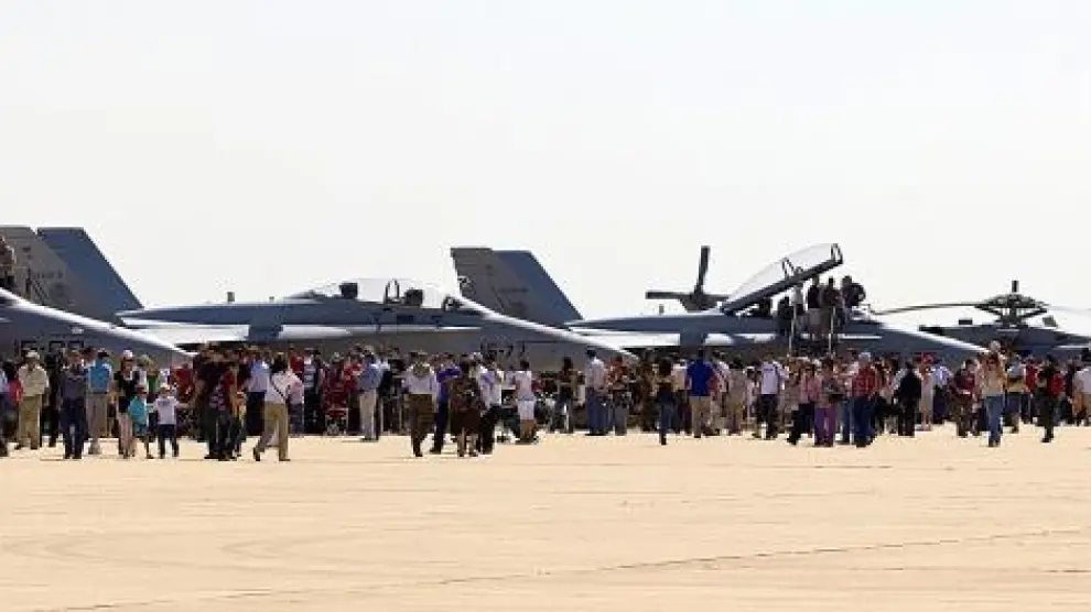 Los aviones de combate y los helicópteros llamaron la atención de los cientos de personas que ayer visitaron la Base Aérea de Zaragoza.