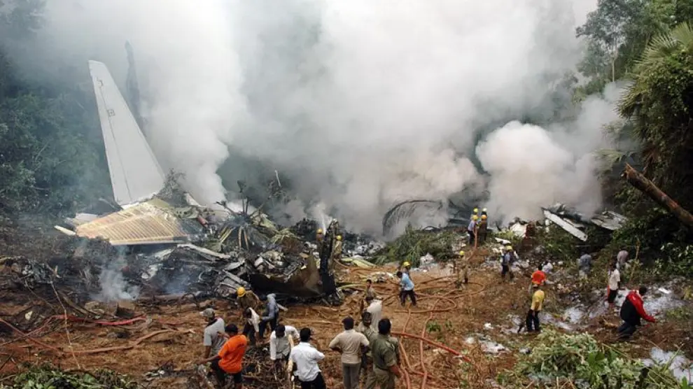 Los bomberos tratan de sofocar las llamas de los restos del avión accidentado en el estado indio de Mangalore.