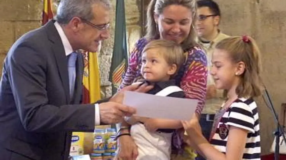 El alcalde de Fraga (izq.), en la entrega de un cheque-bebé.