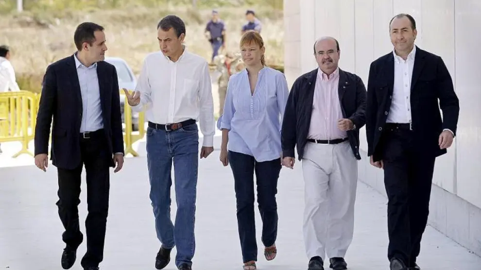 El presidente del Gobierno, rodeado de varios compañeros (entre ellos, Leire Pajín y Gaspar Zarrías) a su llegada a Elche.