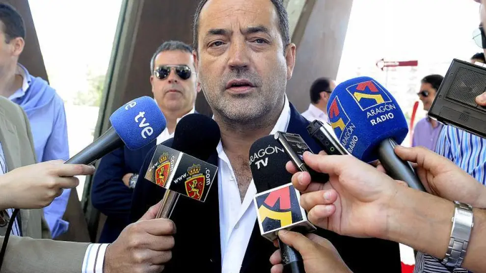 Agapito Iglesias, presidente del Real Zaragoza, ayer mientras atendía a la prensa antes del comienzo de su reunión con las peñas.