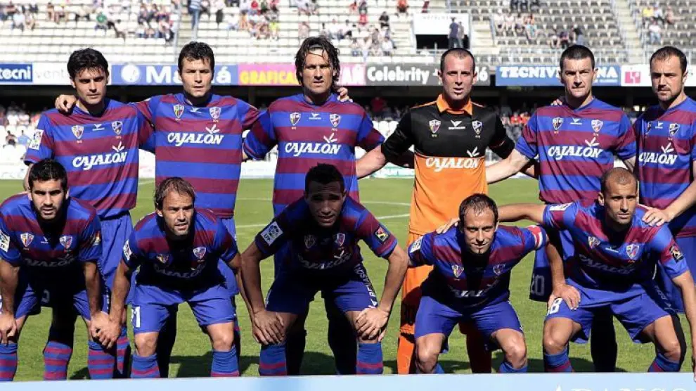 Moisés, en el centro de la imagen junto al meta Doblas, en la formación titular que Calderón puso en liza el sábado en Castellón.
