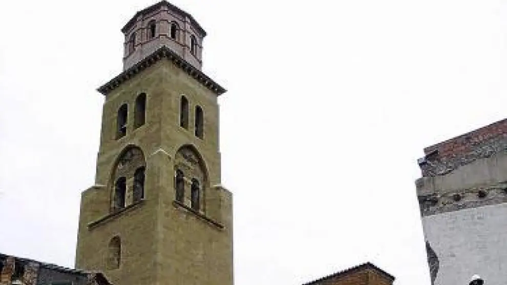 La recién restaurada torre de Tamarite.