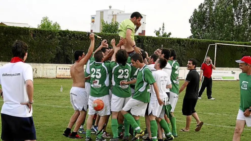 Los jugadores celebraron sobre el campo el ascenso a Tercera División, una vez finalizó el Teruel 2- Noja 1.