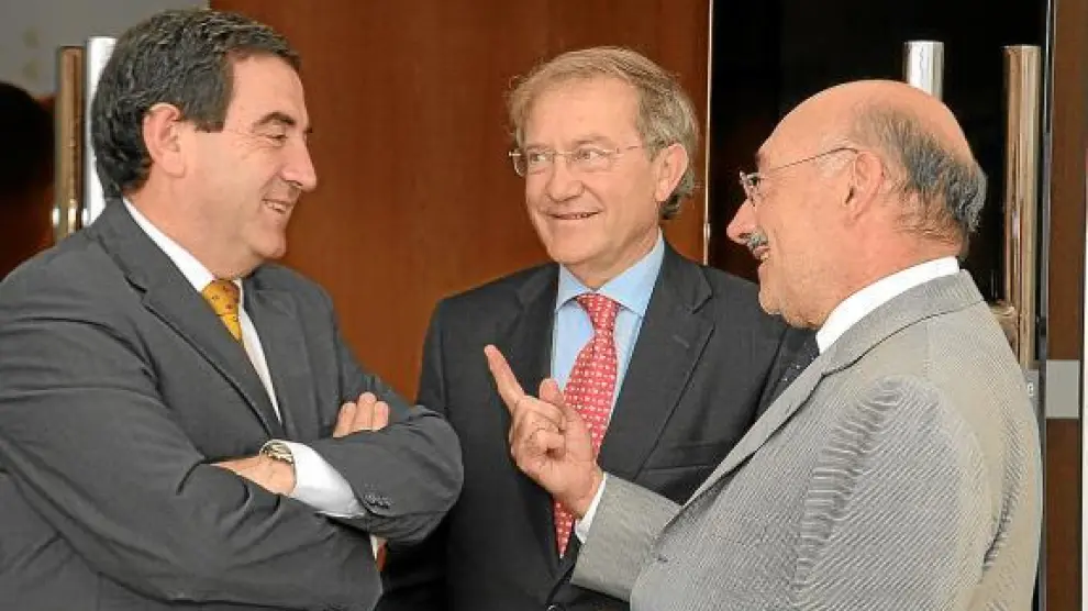 El presidente de la patronal lusa (derecha) conversa con Alfonso Vicente y Jesús Morte, ayer.